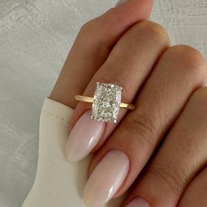 Anillo Solitario de Diamante Cultivado en Laboratorio de 4 Quilates, Corte Alargado, Puntas Blancas, Anillo de Compromiso Delgado de Dos Tonos, Certificado IGI - Product Image 3