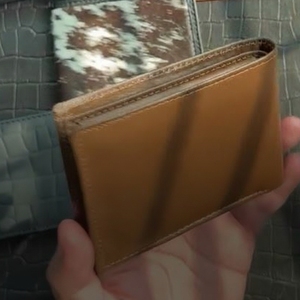 Cartera Bifold Clásica de Cuero Genuino Marrón para Hombre, con Doble Compartimento para Billetes, Porta Pasaportes Extraíble, Ranura Transparente para Identificación, Múltiples Bolsillos y Compartimento para Tarjetas - Product Image 5