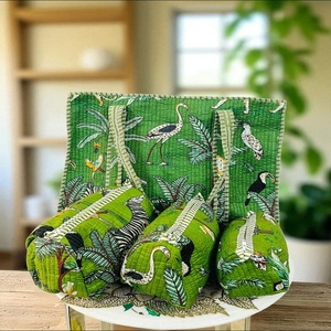 Conjunto de 4 Bolsas de Mano Acolchadas Ligeras con Estampado Floral Bordado y Diseño de Letras y Dibujos Animados - Product Image 2