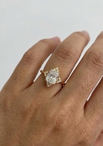 Bague de fiançailles et de mariage style victorien avec diamant de laboratoire 3.15 carats taille radiant, plaqué or 14K, halo en filigrane vintage et grappe - Product Image 5