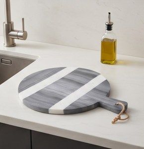 Planche à découper ronde en marbre avec poignée et boucle de suspension, gris et blanc rayé - Product Image 5