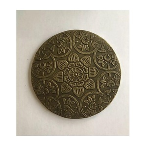 Derniers modèles et designs variés de sous-verres en aluminium et laiton, couleur or ivoire, personnalisables. - Product Image 5