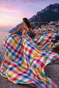 Vestido de satén maxi de lujo multicolor con estampado de cuadros arcoíris para sesiones de fotos en la playa, vestido de noche premium a rayas coloridas - Product Image 6