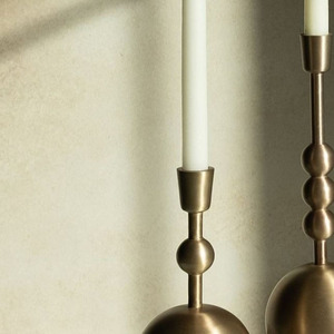Juego de tres elegantes candelabros de metal dorado con bases esféricas y detalles para decoración del hogar y bodas - Product Image 6