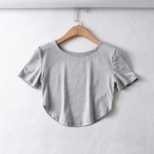 เสื้อกล้ามครอปผู้หญิงสำหรับฤดูร้อน พิมพ์โลโก้ได้ตามต้องการ เนื้อผ้าเจอร์ซีย์ระบายอากาศ แห้งเร็ว ชายเสื้อโค้ง เหมาะสำหรับเล่นโยคะ - Product Image 3