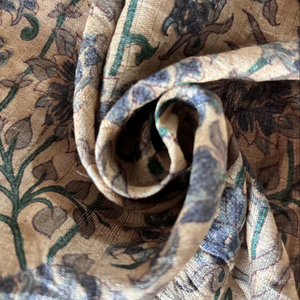 Tissu en coton imprimé à la main indien pour femmes CHHAAPE avec motif floral bleu vintage, beige naturel |   Textile artisanal indien - Product Image 3