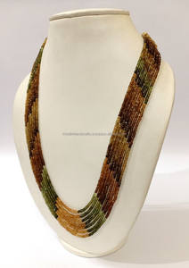 Collier chic en perles de verre avec un design multicolore et une texture lisse, idéal pour la mode moderne et les tenues audacieuses - Product Image 2