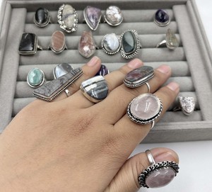 Vente en gros de bagues tendance unisexes plaquées argent 925, bijoux bohèmes, forme ovale, rectangulaire, triangulaire, cristal coloré naturel - Product Image 1