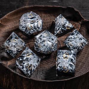 Ensemble de dés en résine pour jeux de rôle fantastiques, dés polyédriques en résine de haute qualité pour jeux de table professionnels, fournitures de jeux en gros - Product Image 1