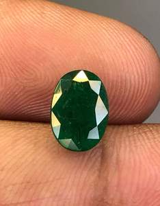 Émeraude naturelle ovale de 9,70 x 6,70 mm. Magnifique émeraude pour bijoux. - Product Image 1