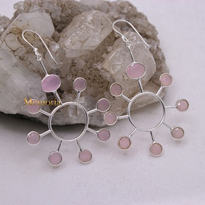 Boucles d'oreilles pendantes en argent sterling 925 avec cabochon en quartz rose naturel, motif soleil, collection Memoria Jewels, vente en gros - Product Image 5