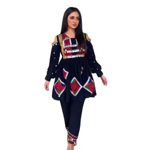 เสื้อคลุมสไตล์อัฟกันแบบคุรตีสั้นสีดำกำมะหยี่สุดหรูหรา ประดับตกแต่งอย่างประณีตด้วยงานปักดิ้นเงินอย่างละเอียดอ่อน - Product Image 1