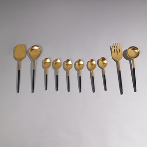 Ensemble de couverts modernes en or avec poignées noires, finition miroir haute brillance, compatibles lave-vaisselle, ustensiles de restauration - Product Image 1