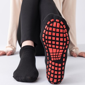 Chaussettes antidérapantes noires avec semelle à grille rouge pour un usage quotidien décontracté, en tricot de spandex et polyester, pour adultes, été - Product Image 1