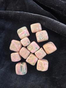 Pierres de rhodonite rose naturelle en vrac pour la guérison par le Reiki, finition soignée, haute énergie - Product Image 2
