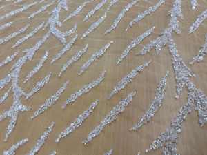 Elegante tela de malla plateada con cuentas a mano y ribete de encaje floral con lentejuelas para la confección de vestidos de novia y de noche, fabricante de moda. - Product Image 2