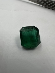 Émeraude naturelle zambienne taille octogonale 8,90 carats, pierre précieuse verte intense pour la fabrication de bijoux - Product Image 2