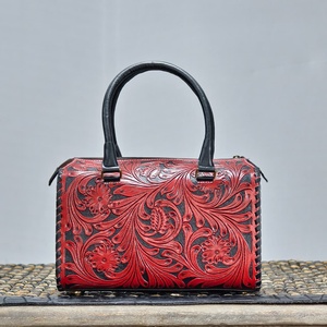 Bolso de Mano de Cuero Rojo de Lujo con Diseño Floral Repujado, Cierre de Cremallera, Asa Resistente, Bolso Bandolera Tipo Duffel, Tamaño Pequeño y Ligero - Product Image 2