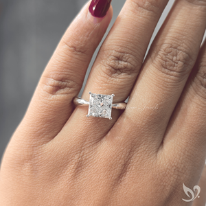Bague de fiançailles de luxe en or blanc 10 carats avec diamant solitaire de 3 carats de taille princesse cultivé en laboratoire et sertissage à tige pliée - Product Image 4