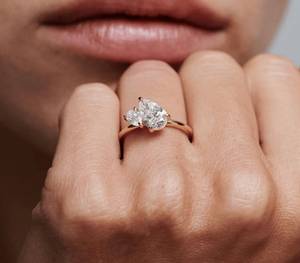 แหวนเพชรทรงลูกแพร์ Double Stone 2+1 กะรัต เพชรเลี้ยงในห้องปฏิบัติการ Toi Moi ทองคำแท้ 14K ของขวัญเซอร์ไพรส์สำหรับคนรัก - Product Image 3