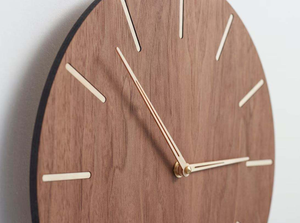 Horloge murale en bois de style centenaire, horloge silencieuse moderne, cadran en noyer américain - Product Image 3
