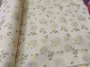 Tela textil con acabado mate y motivo de rosas - Product Image 2