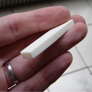 Puente de guitarra hecho a mano con hueso de búfalo ecológico de la mejor calidad, personalizado, para mejorar el tono y la acción del instrumento a bajo precio. - Product Image 1