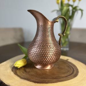 Carafe à eau traditionnelle en cuivre martelé avec poignée en laiton – Pichet à boissons haut de gamme pour restaurants, hôtels et services de traiteur – Vaisselle de table - Product Image 2