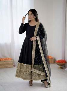 Vestido Anarkali de seda romana con diseño de secuencia de códigos, ideal para fiestas, con falda y dupatta con bordados elaborados, conjunto listo para usar. - Product Image 5