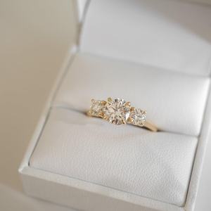 Anillo de tres piedras con diamante talla redonda East West de 1.01 quilates cultivado en laboratorio con oro amarillo de 18 quilates, joyería de regalo para fiestas, bodas, cumpleaños, etc. - Product Image 3