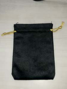 Pochette cadeau en velours noir personnalisée avec cordon doré pour les cadeaux de mariage, les bijoux - Product Image 1