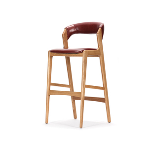 Chaise de bar moderne de style mid-century avec accoudoirs fixes, siège et dossier en cuir rouge, structure en bois massif - Utilisation commerciale et domestique - Product Image 3