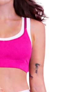 ชุดออกกำลังกายผู้หญิงสีชมพูสดและสีขาวตัดกัน ประกอบด้วยเสื้อชั้นในกีฬาและกางเกงขาบานเอวสูง ผ้าสเตรช เหมาะสำหรับโยคะ ฟิตเนส และยิม รับผลิตตามแบบ (OEM) ขายส่ง - Product Image 5