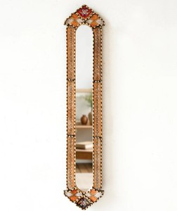Espejo largo y delgado hecho a mano de 39.9 pulgadas de altura, procedente de Perú, para decoración de pared del hogar. |   Espejo dorado de estilo vintage estrecho para sala de estar - Product Image 1