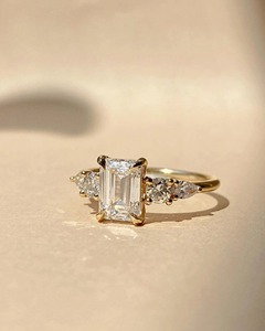 Élégante bague de fiançailles solitaire en or jaune 14 carats avec moissanite taille émeraude 2.90 TC et accents poire et ronds, bande de 1.8MM - Product Image 2