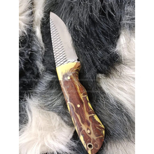 Cuchillo de cocina artesanal tipo raspador con mango de resina y funda de cuero - Product Image 1