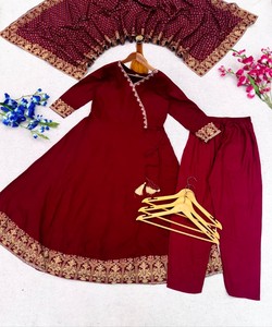Conjunto Anarkali Bordado en Algodón Color Granate con Dupatta, Ropa Tradicional Étnica para Mujer, Traje de Boda, Corte Holgado, Largo hasta el Tobillo 86087 JJ-1029 - Product Image 2