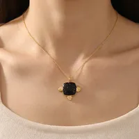 Collier Pendentif Classique Chrétien Bohème en Laiton Plaqué Or 18 carats avec Pierres Précieuses Chrysoprase et Onyx Noir, Motif Fleur Sculpté