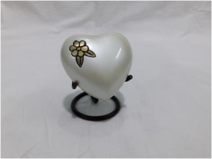 Mini Urne Funéraire Artisanale en Forme de Cœur Style Américain pour Cendres Humaines/Animaux de Compagnie, Écologique, Finition Laiton, Présentoir Commémoratif Mariage - Product Image 3