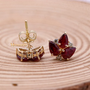 ต่างหูทองคำ 14k สีเหลืองประดับทับทิมทรงลูกแพร์และเพชรลายดอกไม้แบบกลุ่มจาก Memoria Jewels ขายส่ง - Product Image 6