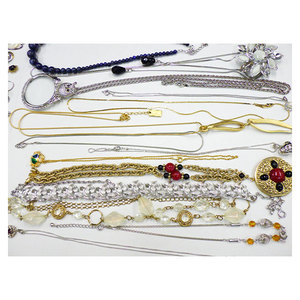Qualité Exceptionnelle, Prix Imbattables : 50 Colliers Chinois d'Occasion, Assortiment de Breloques, Style Décontracté et Tendance - Product Image 1