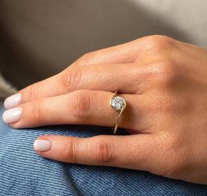 Magnifique bague en or jaune 18 carats avec diamant rond de 0,51 carat VS2, style crossover, idéale pour les fêtes, mariages, anniversaires, etc. - Product Image 2