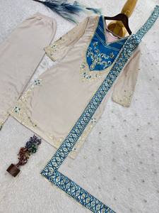 Ensemble de costume d'été en coton beige à motifs floraux, avec patch brodé en Zari doré et vert sarcelle sur le col, pantalon palazzo à jambes larges et dupatta en dentelle transparente – Ensemble 3 pièces - Product Image 3