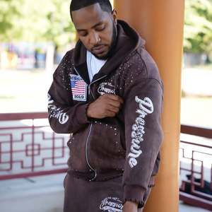 Ensemble survêtement marron à capuche pour homme, sweat-shirt et pantalon à fermeture éclair intégrale, style streetwear avec logo imprimé et poches latérales, idéal pour l'automne - Product Image 3