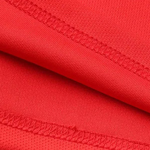 Conjunto Deportivo Rojo para Hombre con Ribete Amarillo y Pantalones Cortos Negros, Ropa Deportiva Activa, Uniforme de Fútbol - Product Image 4