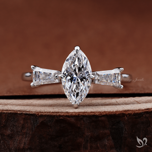 Bague de fiançailles classique en or blanc 10K avec diamant de laboratoire taille marquise 1 carat, trois pierres et pierres latérales taille baguette, certifiée IGI - Product Image 1
