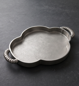 Bandeja de Servir Metálica en Forma de Quatrofoil al por Mayor, Plato Plateado con Asas Acanaladas y Base Estampada, Decoración de Mesa, Venta a Granel - Product Image 1