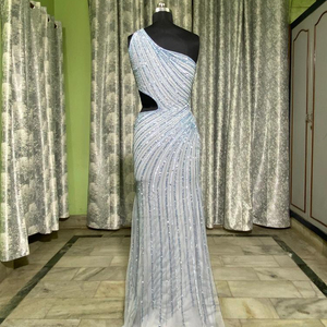 ชุดราตรีลายดอกไม้สุดเซ็กซี่สำหรับงานเลี้ยงค็อกเทลหรืองานดินเนอร์  ปักลายด้วยมือประดับเลื่อมและลูกปัด  แบบไม่มีแขน  ผ้าไลคร่า - Product Image 1