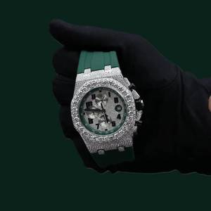 Montre à quartz avec bracelet en caoutchouc vert, boîtier en acier inoxydable, fermoir papillon, lunette entièrement sertie de diamants, chronographe analogique 10 mm, style hip-hop pour hommes - Product Image 1