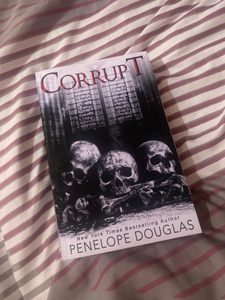 หนังสือเรื่อง "Corrupt" โดยเพเนโลป์ ดักลาส ฉบับภาษาอังกฤษ ปกอ่อน แนว "ศัตรูกลายเป็นคนรัก" โรแมนติกสุดเข้มข้น - Product Image 3